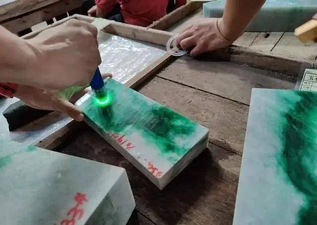 平洲都发翡翠玉石公盘，行家带你看新料！  第3张