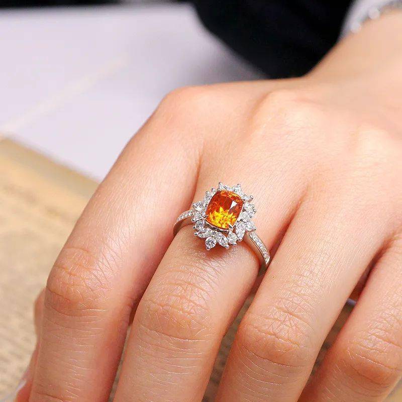 大牌新宠儿来袭，石榴石的新贵，拥有梦幻彩色的小众宝石！  第18张