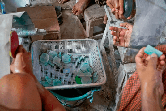 
                【震撼】揭秘缅甸超牛的翡翠市场，现场让你大开眼界！
              第10张