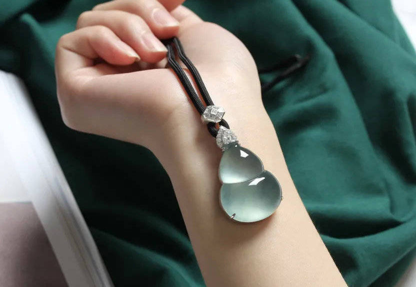 
                30余件翡翠全是假货，翡翠直播间到底能不能买？
              第2张