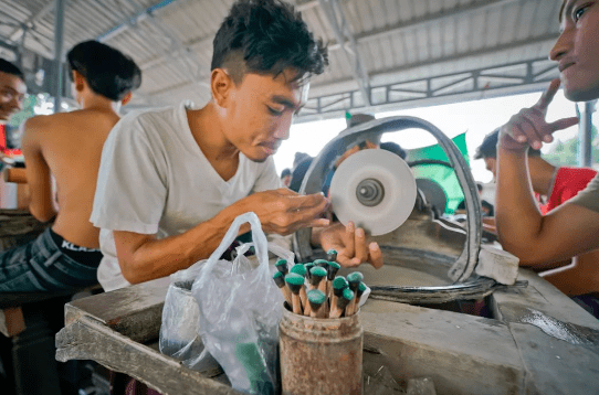 
                【震撼】揭秘缅甸超牛的翡翠市场，现场让你大开眼界！
              第11张