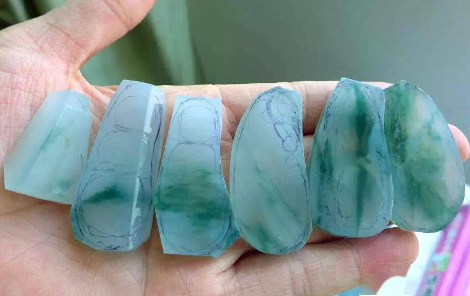 5000买下一块全身绿花的翡翠原石，雕琢完成后大家加倍抢着要！  第8张