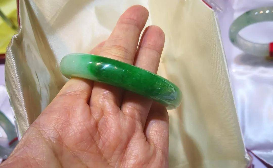 价值24万元的翡翠手镯被失手摔碎，损失该如何解决？  第1张