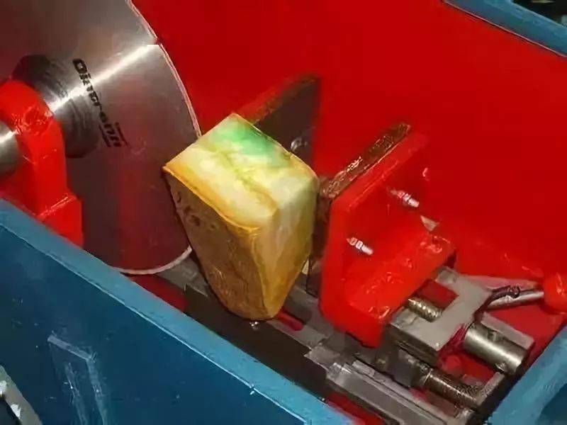 详细解析翡翠原石如何切才能达到利益最大化  第4张