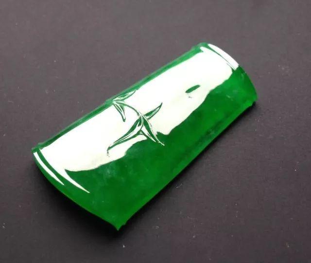 
                你知道翡翠不同造型的吊坠代表什么寓意吗？
              第20张