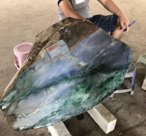 缅甸公盘为何能够成为「亿元翡翠标王」的孵化器?就凭是东道主? 第3张