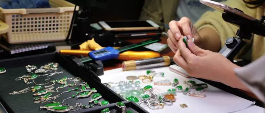 翡翠直播日销竟超3000万!到底带货的逻辑和成功关键点是什么? 第5张