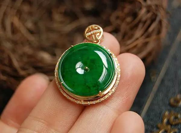 翡翠挂件代加工38000元买了块全绿无事碑，结果隔天睡醒碎一床，这玩意还得了…  第1张