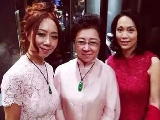 超6000万中老年爱上直播购物,翡翠直播购物越发红火! 第1张