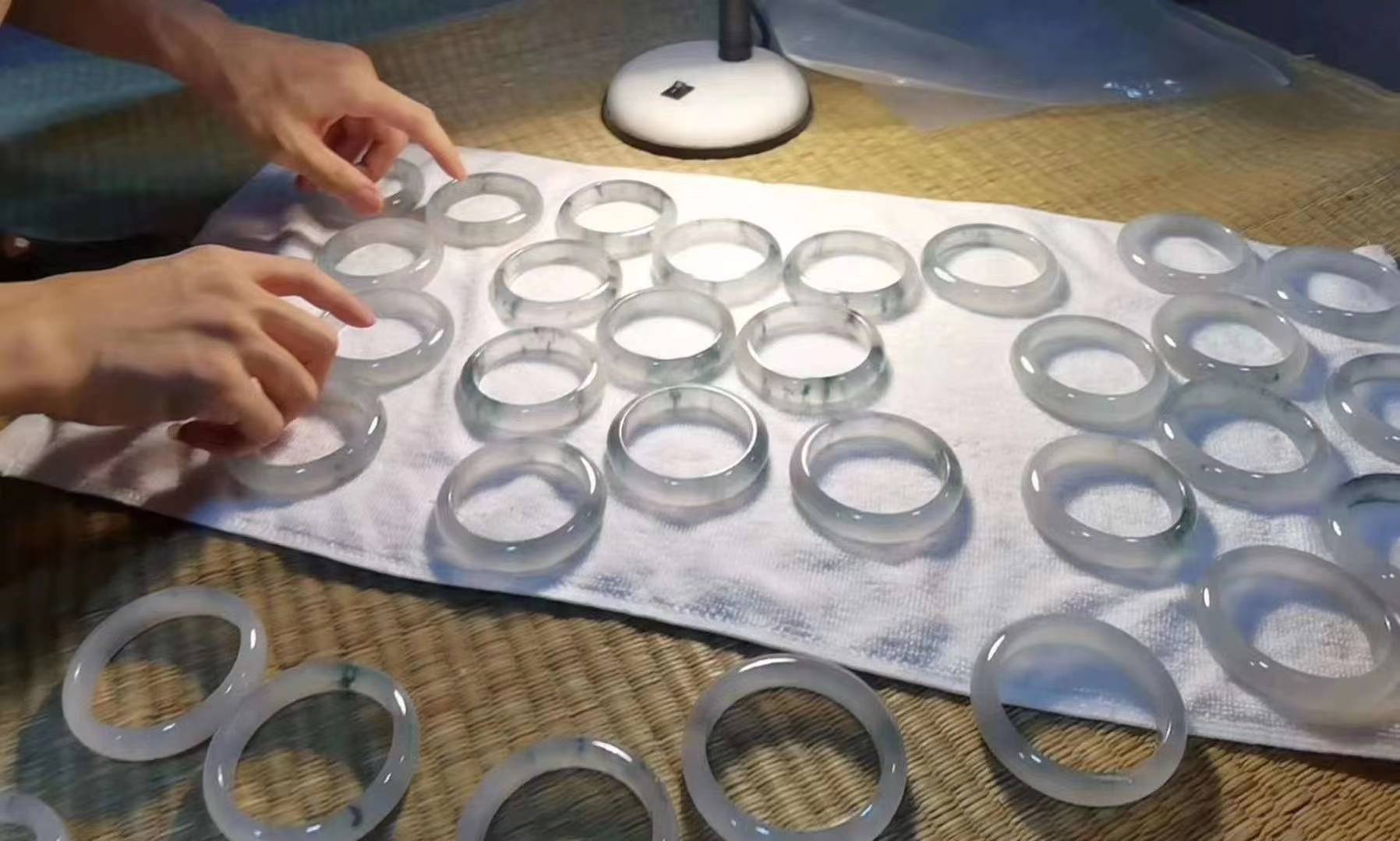 精品冰种翡翠原石图片见过翡翠公盘毛料出货，还觉得价格高吗  第9张