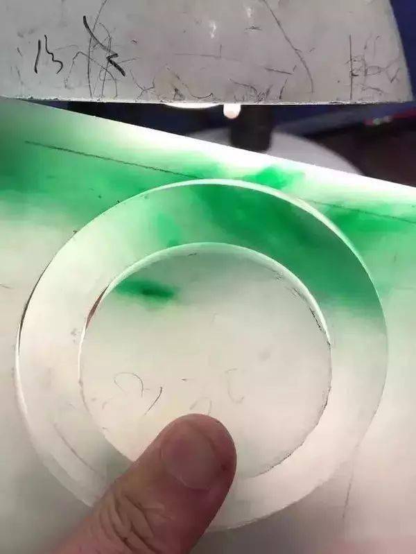 详细解析翡翠原石如何切才能达到利益最大化  第8张