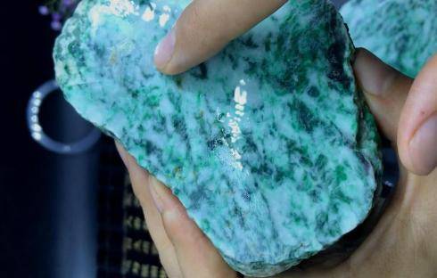 什么颜色的翡翠最好？及影响翡翠绿色调的因素有哪些？  第3张