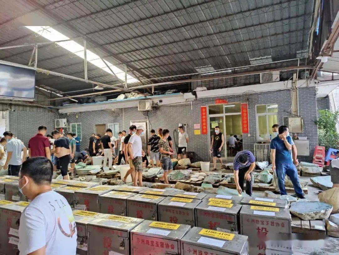 直击2021平洲公盘！好料越来越稀缺，选择什么样的翡翠升值空间大？  第3张