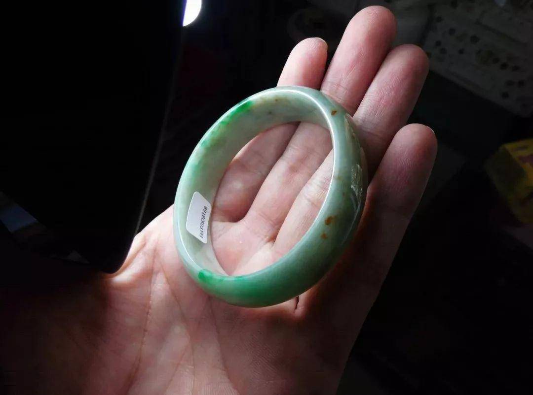 
                是瑕疵？是俏色？是“锈”？这种翡翠说法多
              第3张