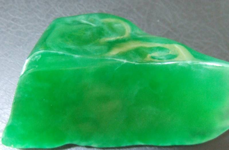 
                缅甸矿区的翡翠到底是怎样被挖出来的？老矿工道出心酸实情
              第6张