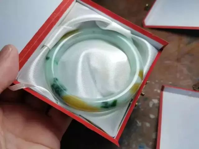 小万拿下莫西沙翡翠原石，一刀切出罕见的三彩翡翠，成品让人着迷  第7张