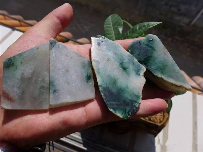 5000买下一块全身绿花的翡翠原石，雕琢完成后大家加倍抢着要！  第5张