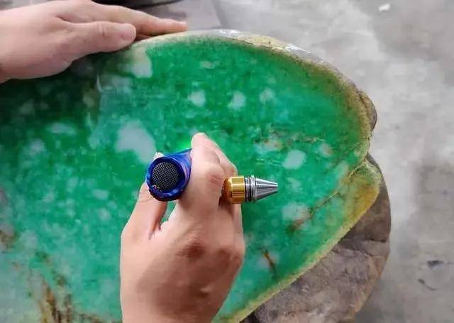 平洲都发翡翠玉石公盘，行家带你看新料！  第9张