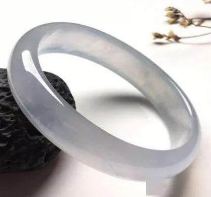 这款玉镯这么美，竟然没人戴？并非款式不好，只怪种水太差！  第4张