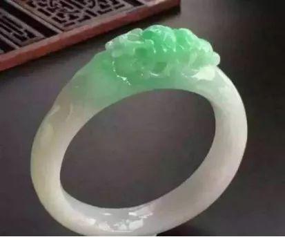 这款玉镯这么美，竟然没人戴？并非款式不好，只怪种水太差！  第3张