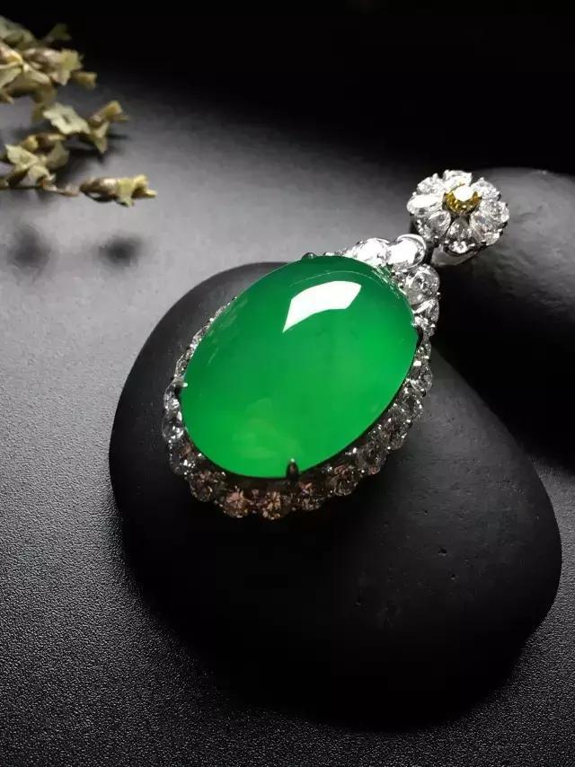 
                浅谈翡翠的“雕花”与“素身”，这是不一样的魅力
              第3张