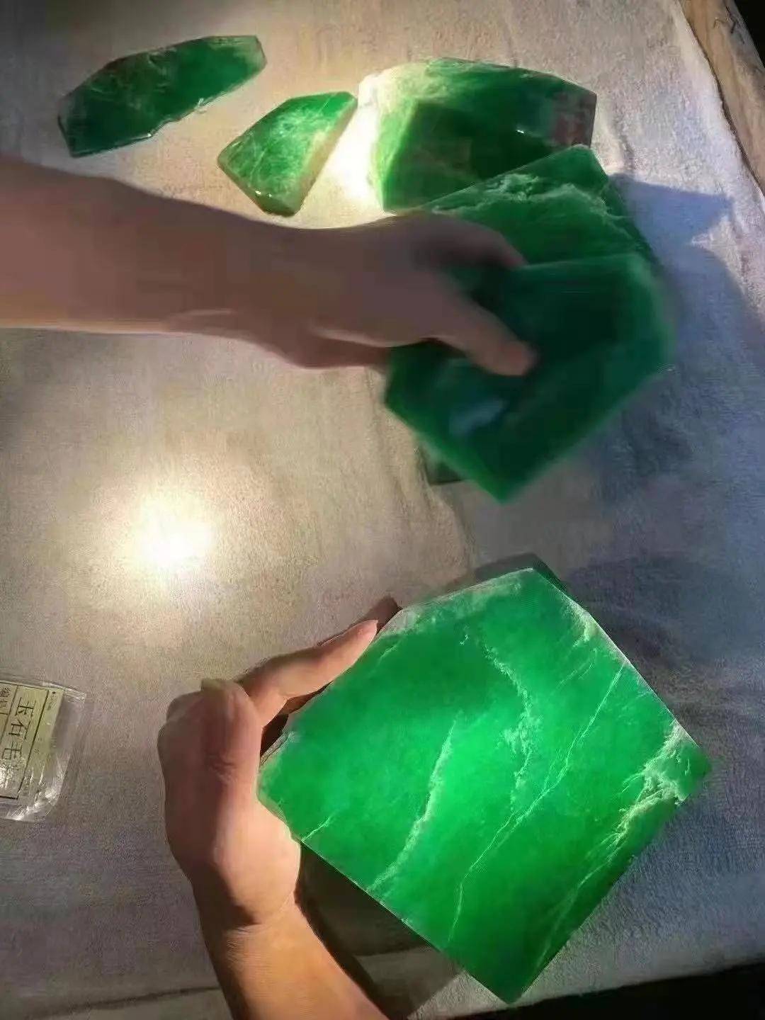 1.5亿帝王绿原石惊爆朋友圈！平洲公盘标王横空出世！  第3张