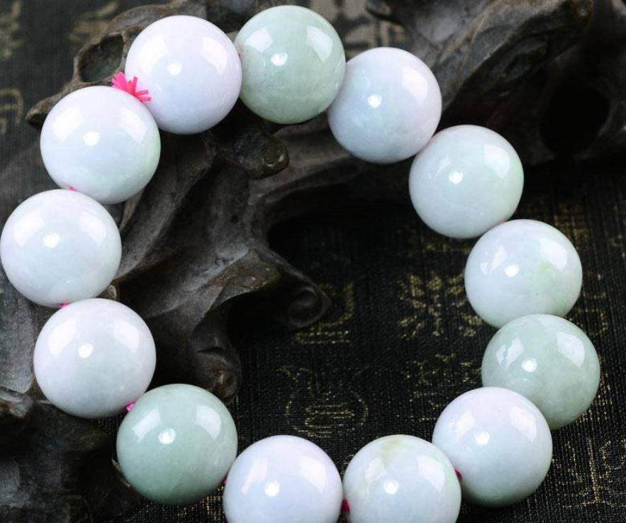 翡翠手串颜色搭配有讲究，时尚宠儿都是这么串的，你了解过吗？  第4张