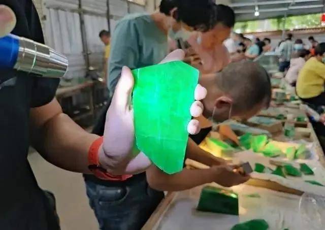 平洲都发翡翠玉石公盘，行家带你看新料！  第5张