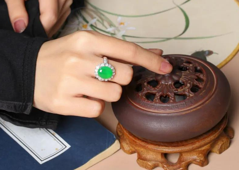 
                翡翠市场价格攀升，你收藏的翡翠，亏了还是涨了？
              第4张