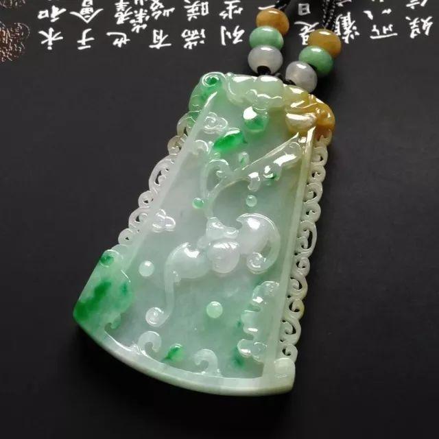 
                你知道翡翠不同造型的吊坠代表什么寓意吗？
              第9张