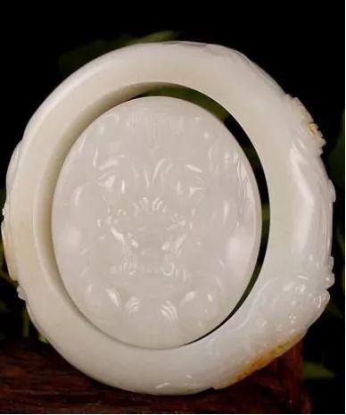 这款玉镯这么美，竟然没人戴？并非款式不好，只怪种水太差！  第16张