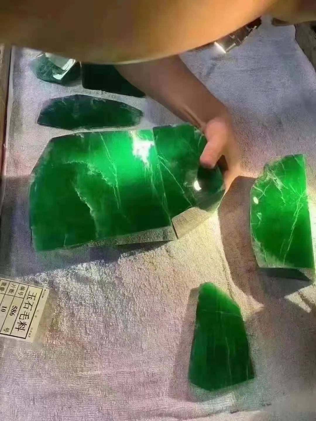 1.5亿帝王绿原石惊爆朋友圈！平洲公盘标王横空出世！  第4张