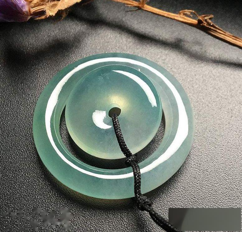 翡翠“越绿越值钱”的说法到底骗了多少人？买到这三种，等着后悔吧！  第18张