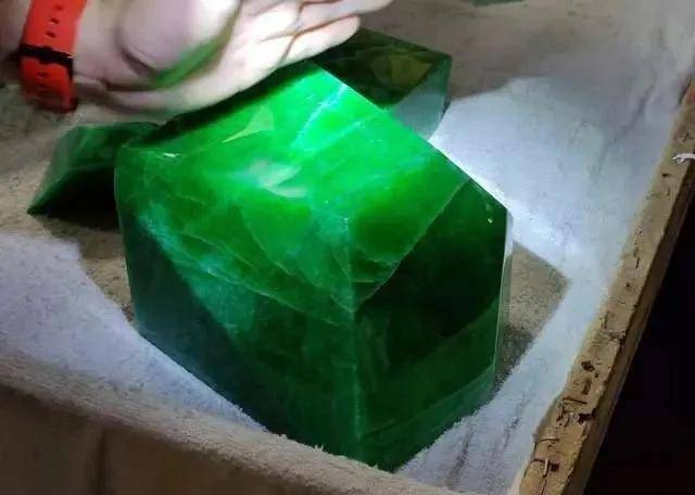 平洲都发翡翠玉石公盘，行家带你看新料！  第6张