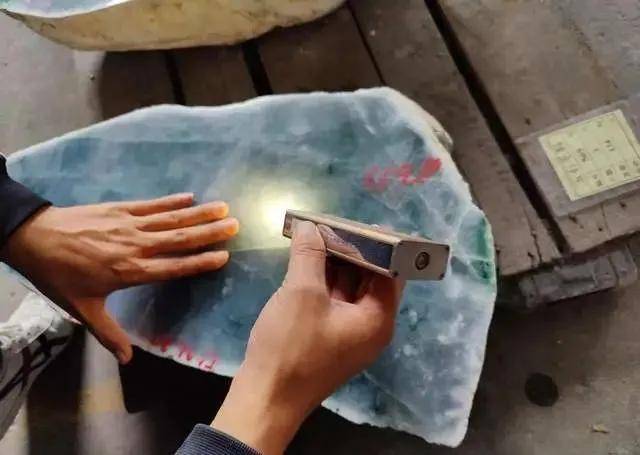 平洲都发翡翠玉石公盘，行家带你看新料！  第10张