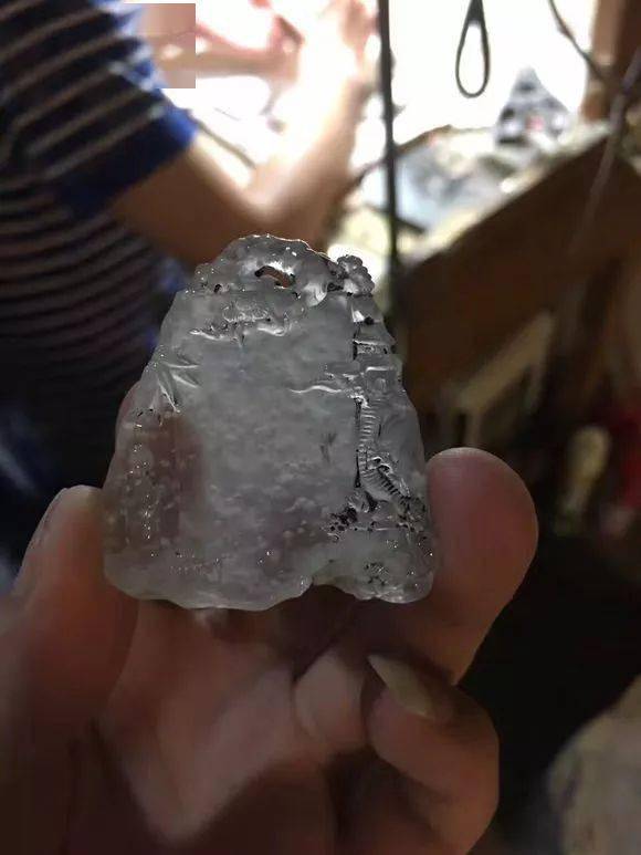 闲逛翡翠市场淘了一块玻璃种雪花棉，雕刻后价值更是翻倍！  第4张