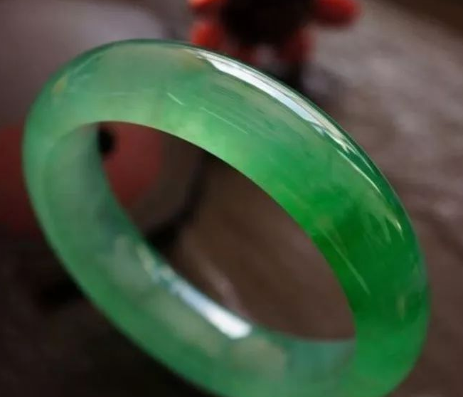 好翡翠价格太高遭质疑，便宜的假翡翠一路畅销，是真的太贵吗？  第3张