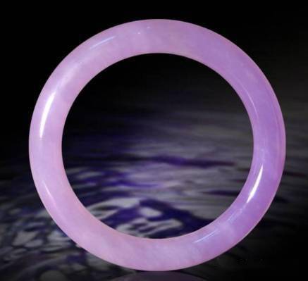 云南世博会翡翠老翡翠手镯 清代为何国人对珠宝只钟情翡翠，令人如此向往的翡翠有何迷人之处？  第4张