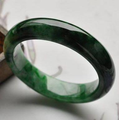 翡翠“越绿越值钱”的说法到底骗了多少人？买到这三种，等着后悔吧！  第3张