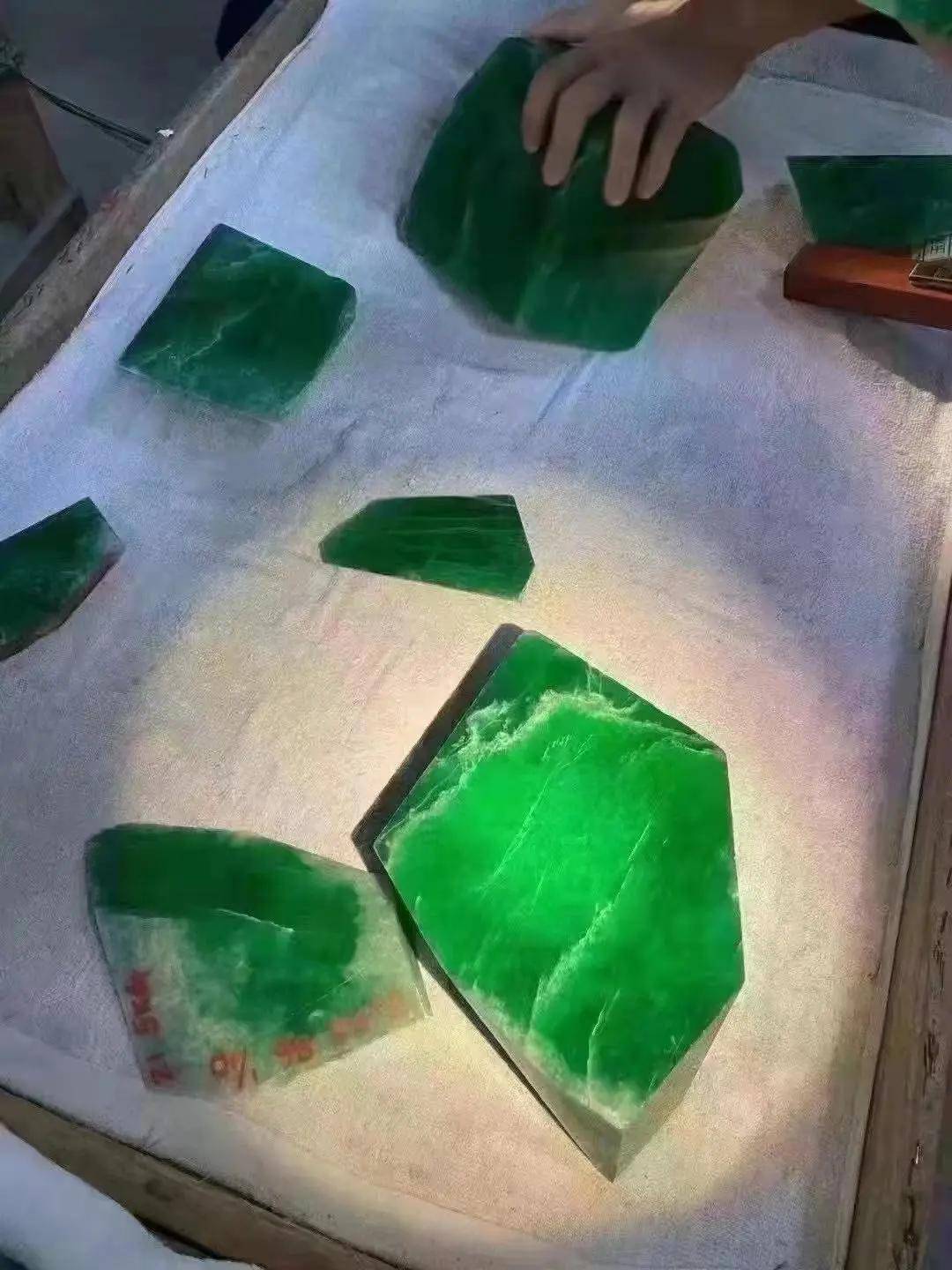 1.5亿帝王绿原石惊爆朋友圈！平洲公盘标王横空出世！  第5张