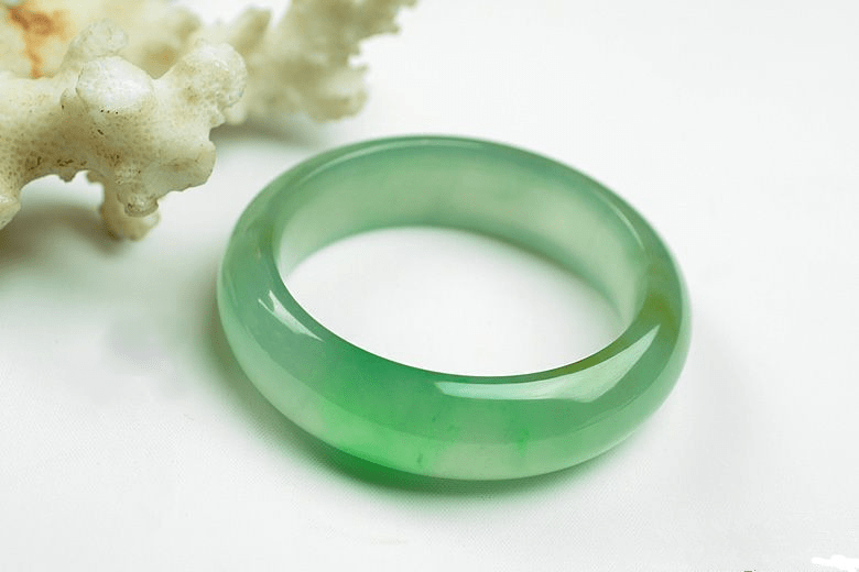 不会选购翡翠手镯？看完这篇文章就懂了  第4张