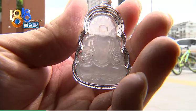 给翡翠配绳却不慎摔碎,店员:一个月工资没了 第1张