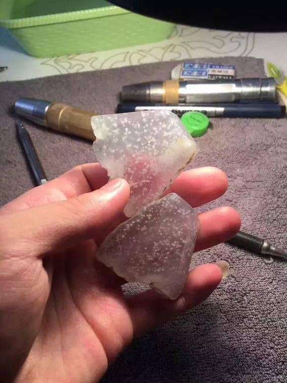 闲逛翡翠市场淘了一块玻璃种雪花棉，雕刻后价值更是翻倍！  第2张