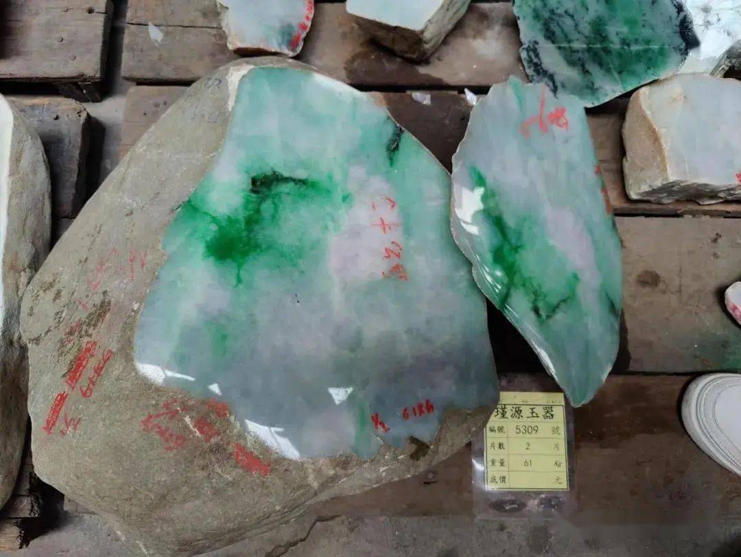 直击2021平洲公盘！好料越来越稀缺，选择什么样的翡翠升值空间大？  第7张