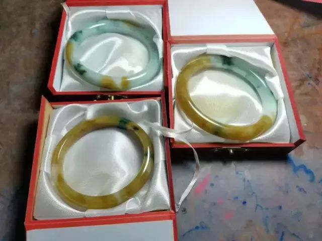 小万拿下莫西沙翡翠原石，一刀切出罕见的三彩翡翠，成品让人着迷  第8张