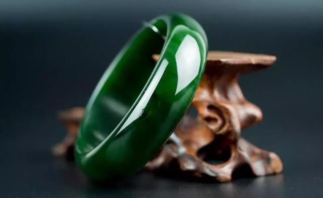 
                这才是翡翠行业真正的价值排行！
              第1张