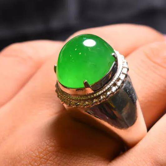 精品翡翠蛋面难得一见，最好的叫翡翠之眼！  第1张