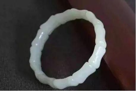 这款玉镯这么美，竟然没人戴？并非款式不好，只怪种水太差！  第9张