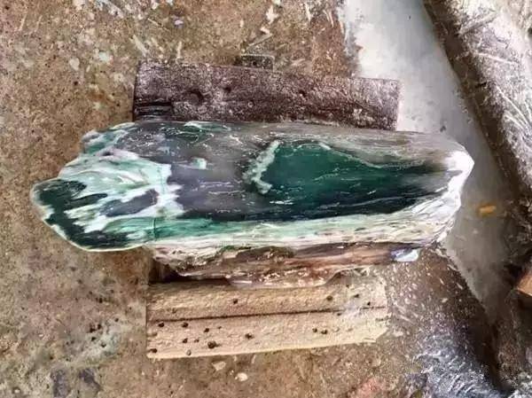 酷似冰种翡翠，估值数百亿，它到底是什么？！  第4张