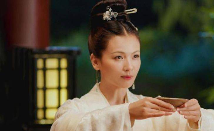 完美贤妻遇上璀璨翡翠，刘涛现代装太美了，翡翠加成杠杠的  第3张